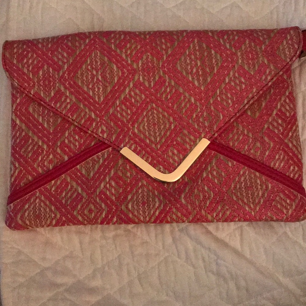 Raffia clutch with pink stitching details